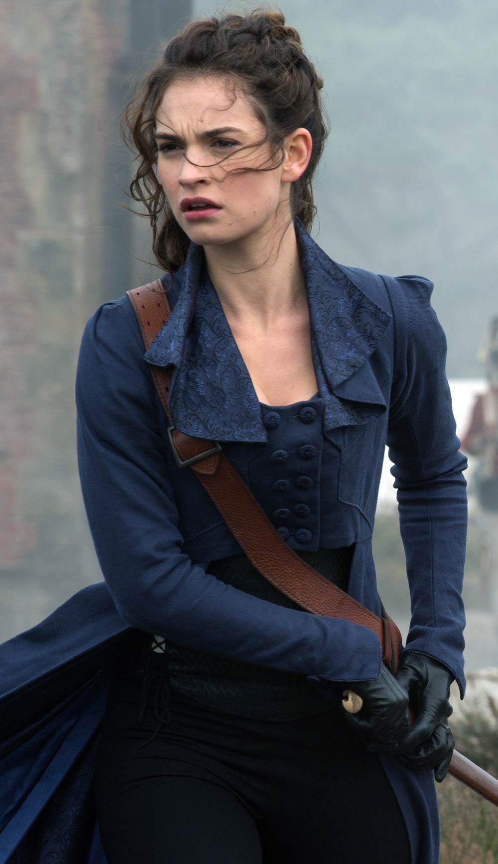 Lily James foto Orgullo + Prejuicio + Zombis / 14 de 24