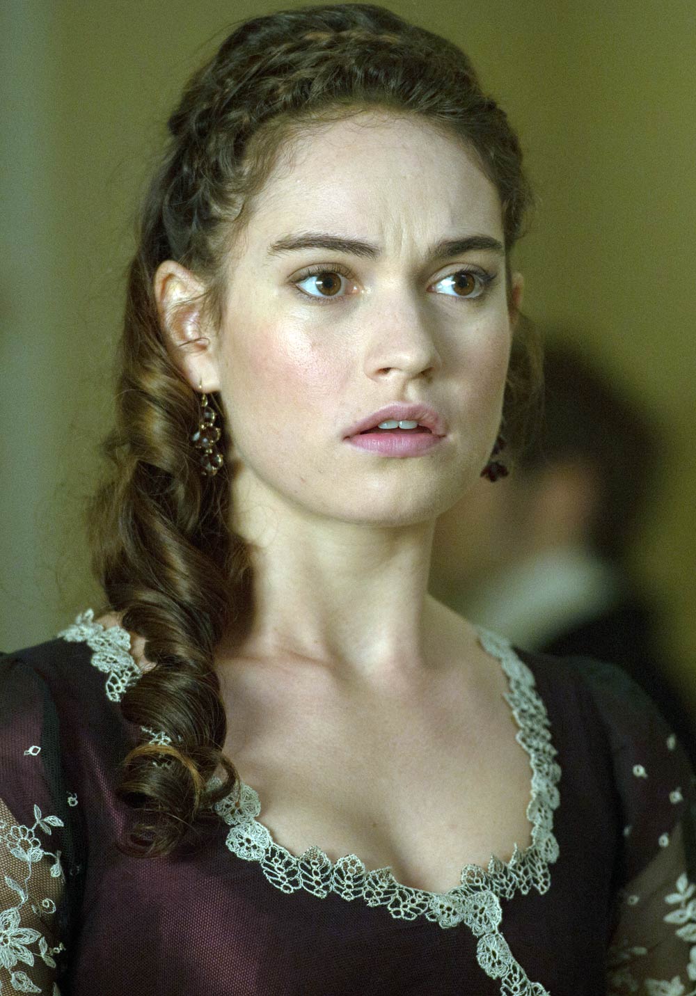 Lily James foto Orgullo + Prejuicio + Zombis / 15 de 26