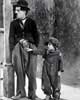 Charlie Chaplin, con un niño