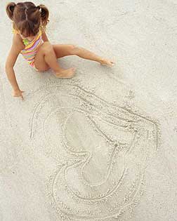 Pintando corazones en la playa