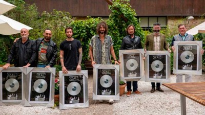 IZAL recibe su primer disco de platino por 'Autoterapia'
