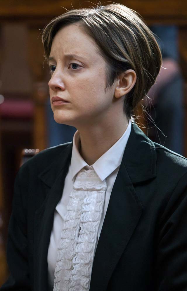 Andrea Riseborough Guardián y verdugo