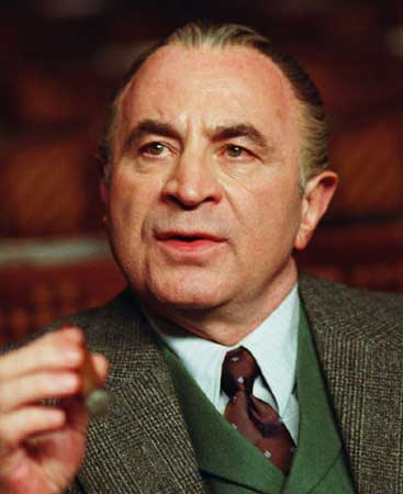 Bob Hoskins Mrs. Henderson Presenta