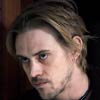 Boyd Holbrook Caminando entre las tumbas