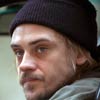 Boyd Holbrook Caminando entre las tumbas