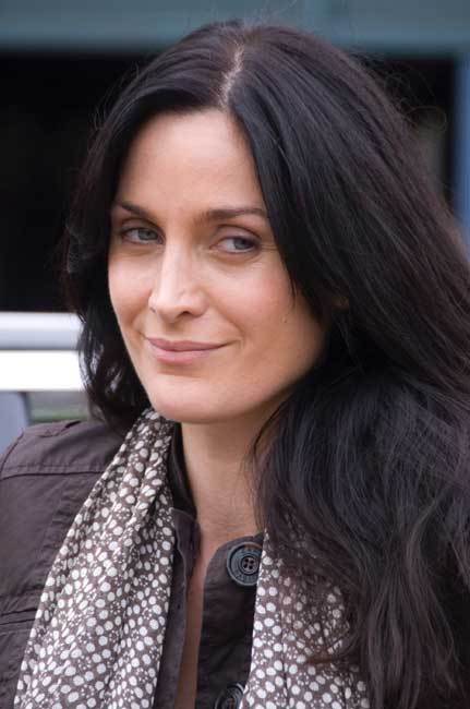 Carrie-Anne Moss Luciérnagas en el jardín