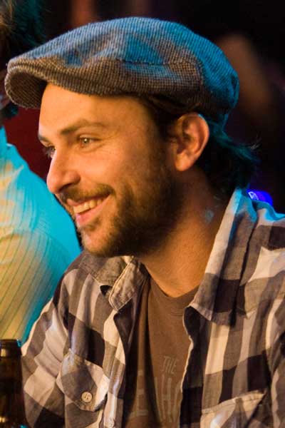 Charlie Day Salvando las distancias