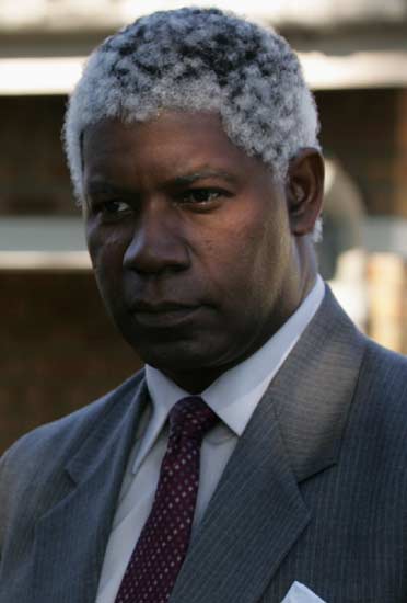 Dennis Haysbert Adiós Bafana