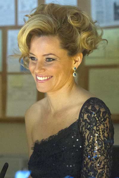 Elizabeth Banks Dando la nota