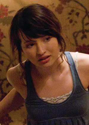 Emily Browning Presencias extrañas