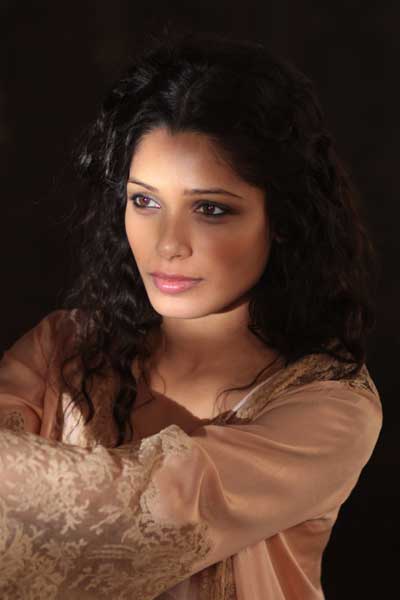 Freida Pinto Oro negro