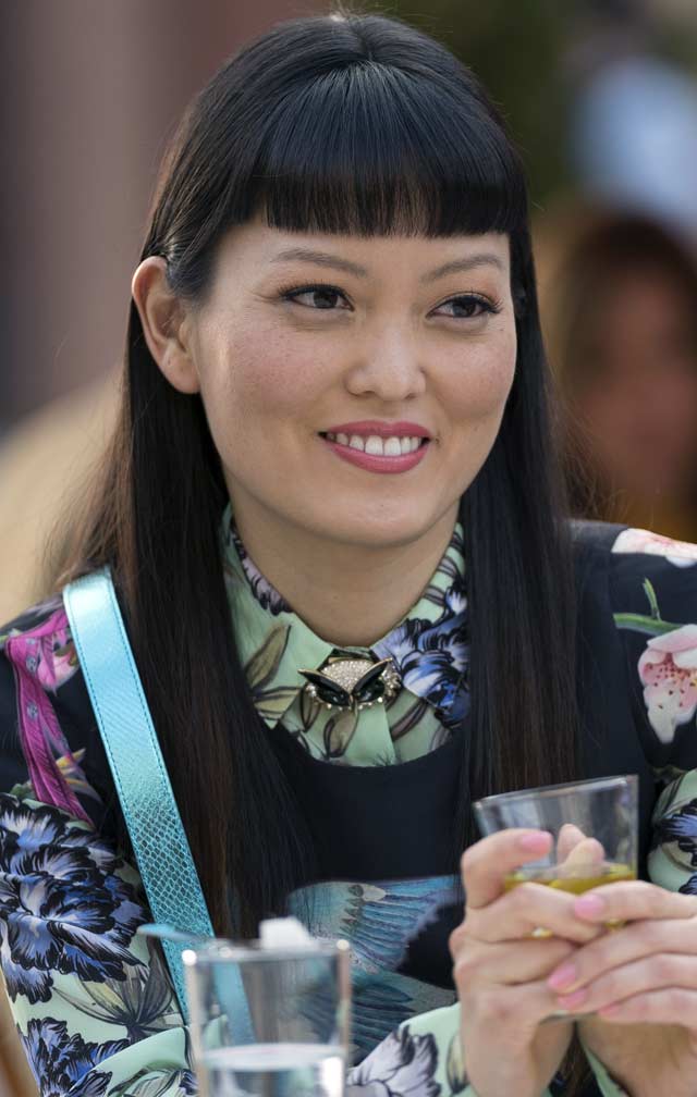 Hana Mae Lee Dando la nota 3