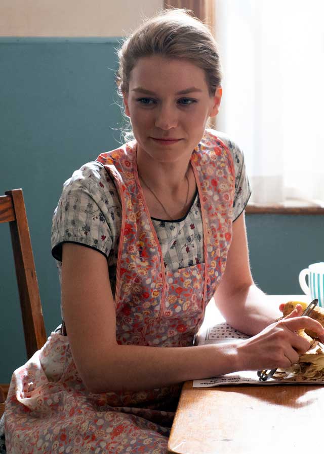 Hannah Gross Falling