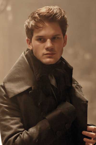 Jeremy Irvine Grandes esperanzas
