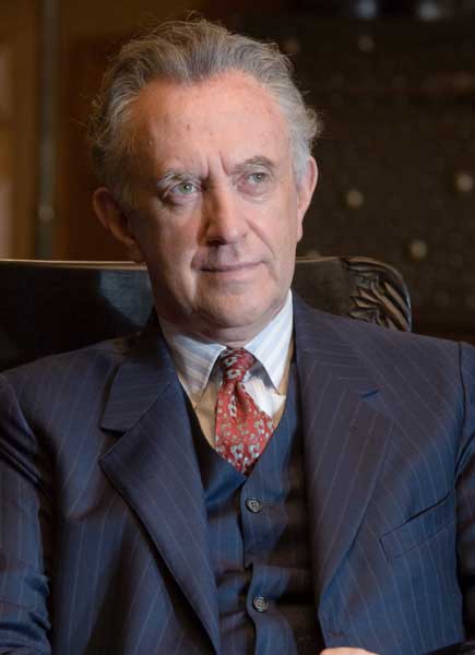 Jonathan Pryce Ella es el partido