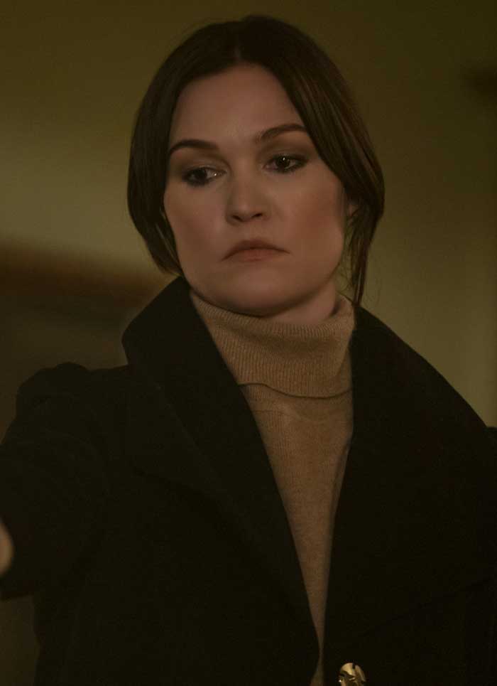 Julia Stiles La huérfana: primer asesinato