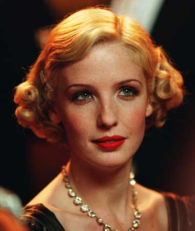 Kelly Reilly Mrs. Henderson Presenta