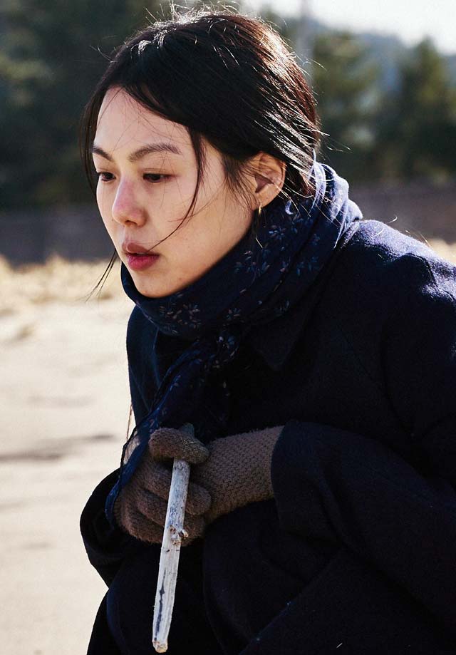 Kim Min-hee En la playa sola de noche