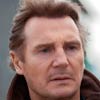 Liam Neeson Caminando entre las tumbas