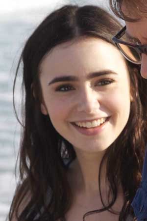 Lily Collins Un invierno en la playa