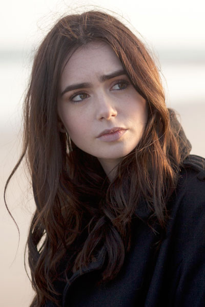 Lily Collins Un invierno en la playa