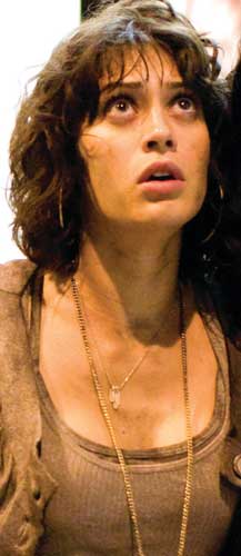 Lizzy Caplan Monstruoso