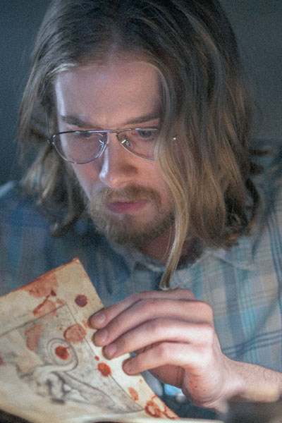 Lou Taylor Pucci Posesión infernal