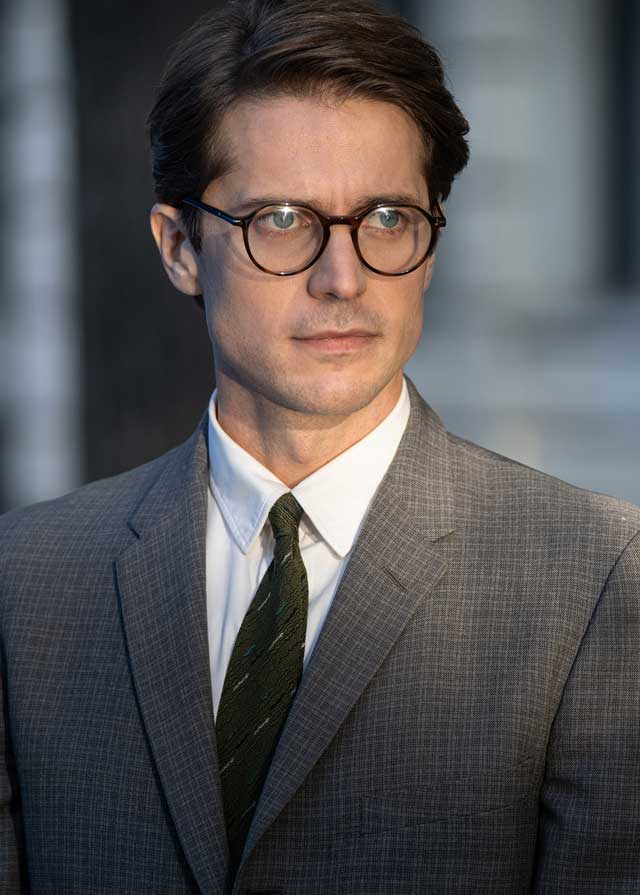 Lucas Bravo El viaje a París de la Señora Harris