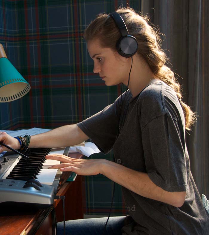 Noémie Schmidt El Sr. Henri comparte piso