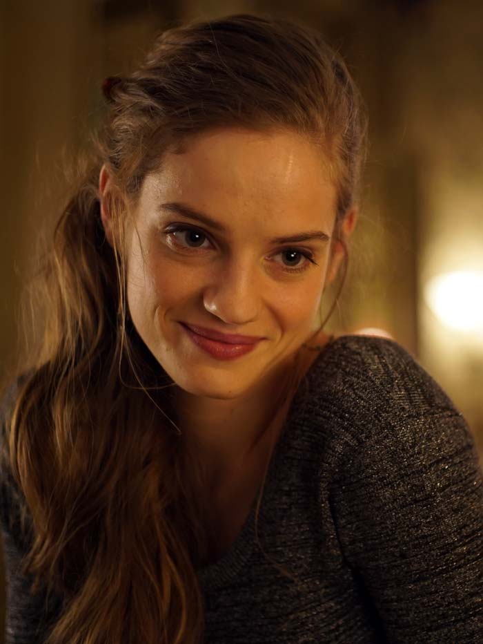 Noémie Schmidt El Sr. Henri comparte piso