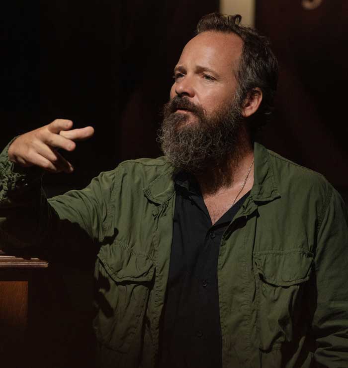 Peter Sarsgaard La hija oscura