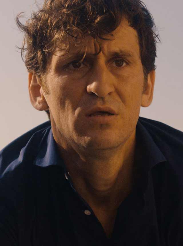 Raúl Arévalo Black beach