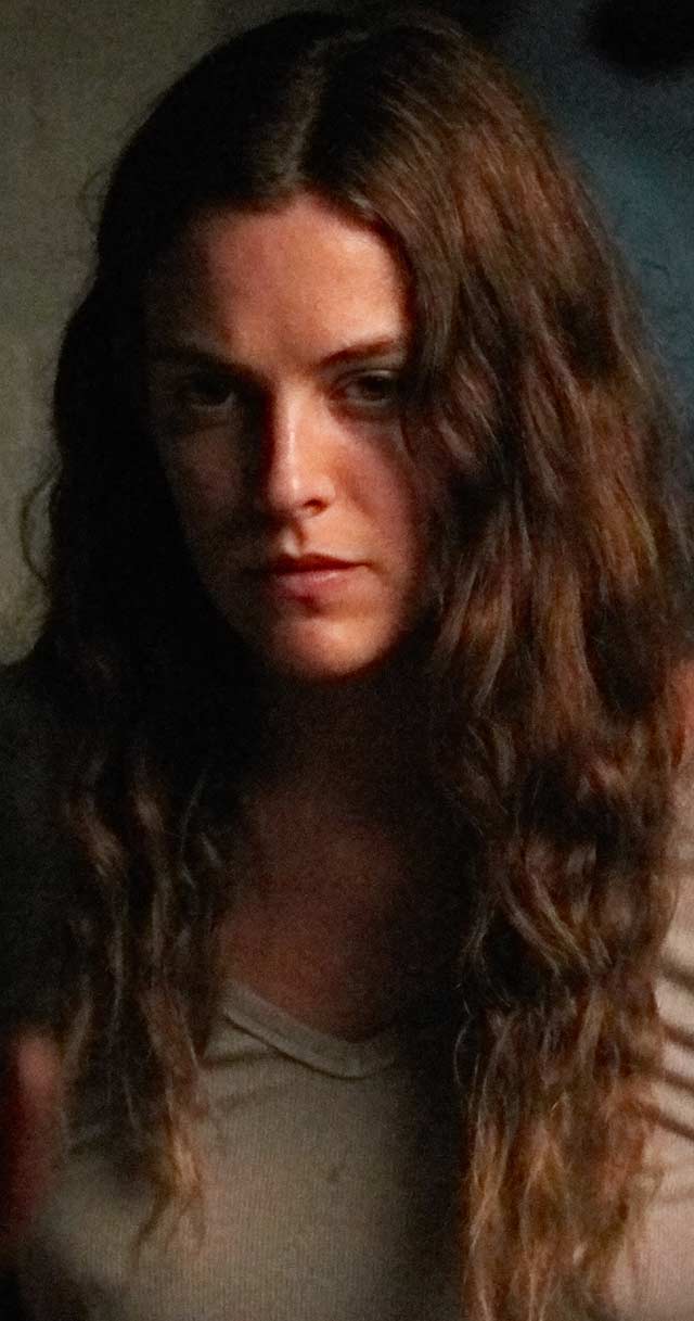 Riley Keough Llega de noche