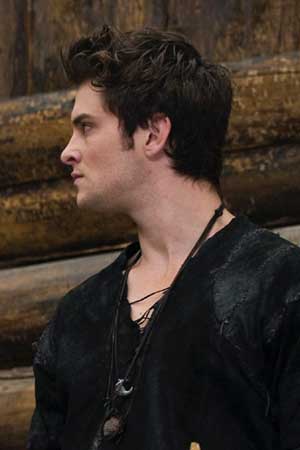 Shiloh Fernandez Caperucita Roja