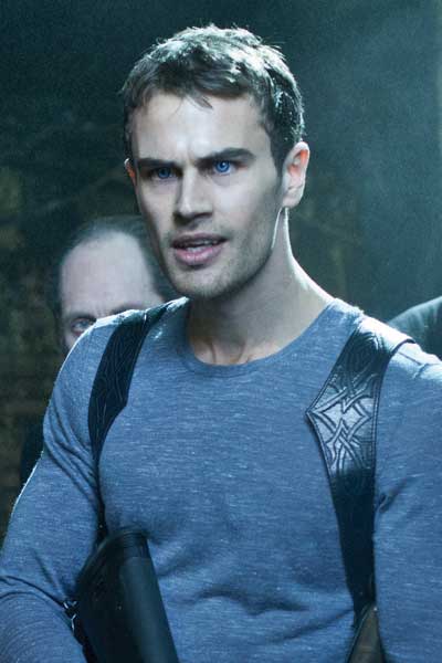 Theo James Underworld: El despertar