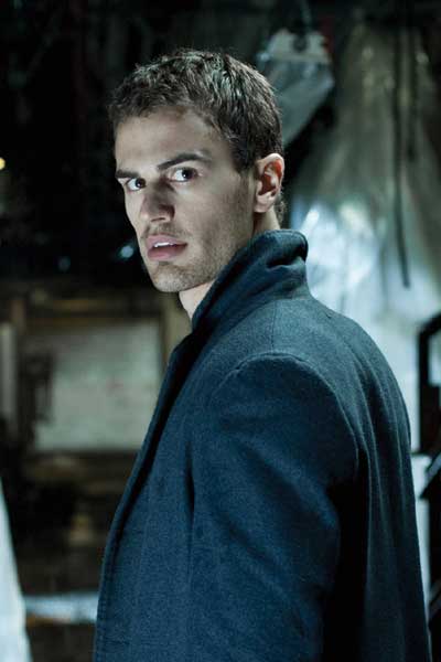 Theo James Underworld: El despertar