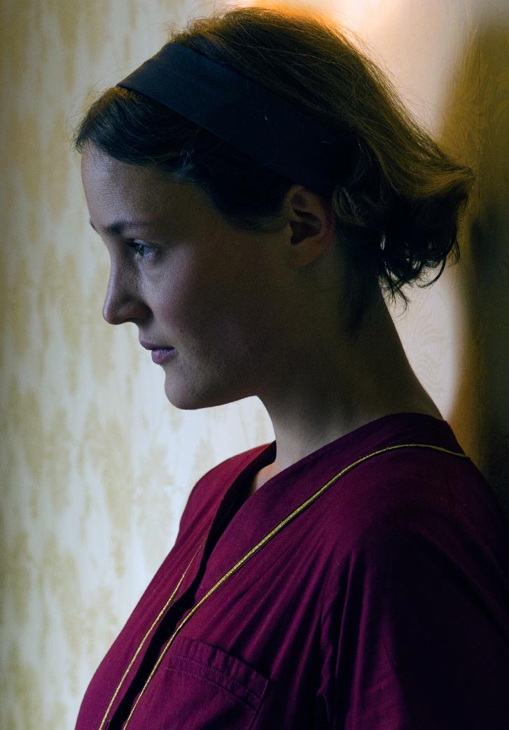 Vicky Krieps La camarera Lynn