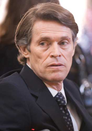 Willem Dafoe Luciérnagas en el jardín