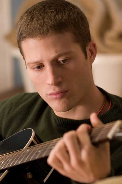 Zach Gilford Recién graduada
