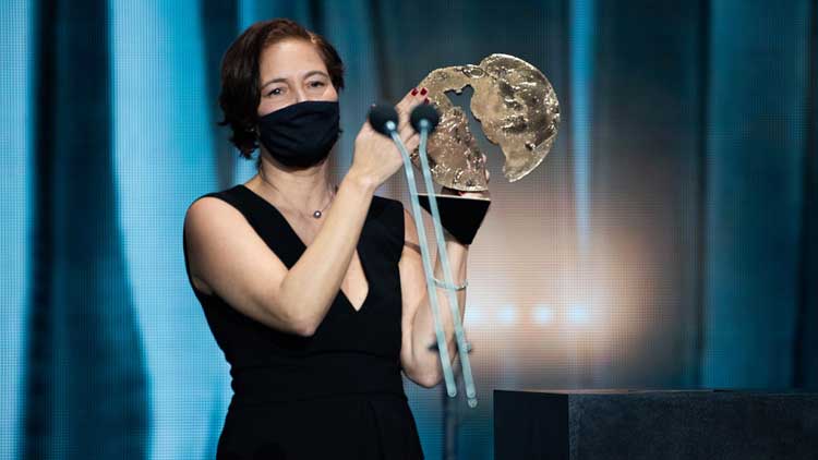La productura Valérie Delpierre recoge el premio por 'Las niñas' en los 26 Premios José María Forqué