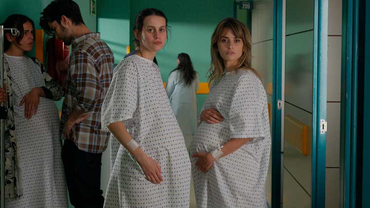Milena Smit y Penélope Cruz en 'Madres paralelas'