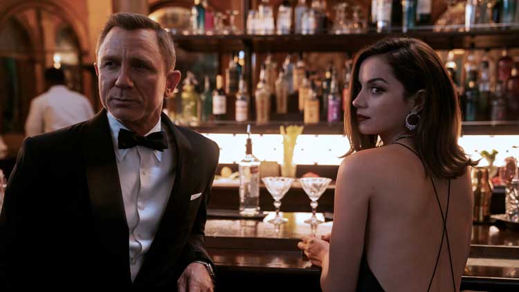 James Bond (Daniel Craig) y Paloma (Ana de Armas) en 'Sin tiempo para morir'