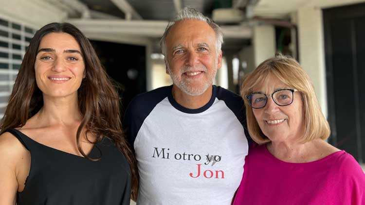 El director Paco Arango con las actrices Olivia Molina y Carmen Maura