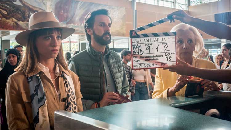 Michelle Jenner, Julián López e Elena Irureta en el rodaje de la película 'Casi familia'