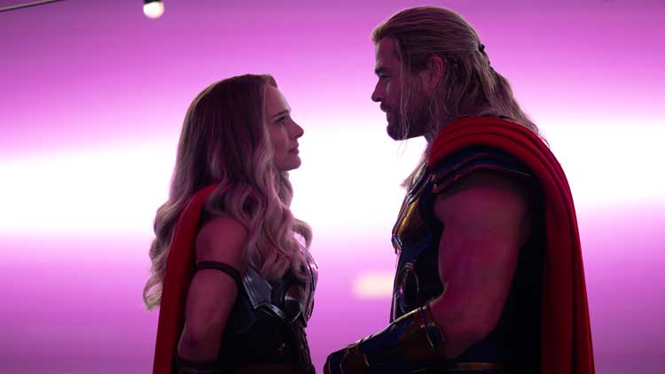 Natalie Portman y Chris Hemsworth en 'Thor: Love and thunder'