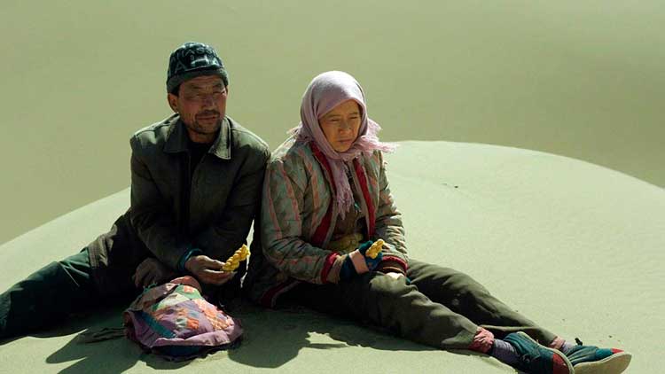 Fotograma de la película 'Return to dust'