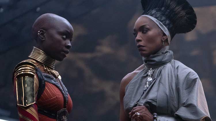 Danai Gurira y Angela Bassett en 'Black Panther: Wakanda forever'