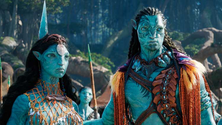 Ronal (Kate Winslet), Tonowari (Cliff Curtis) y el clan Metkayina en 'Avatar: El sentido del agua'