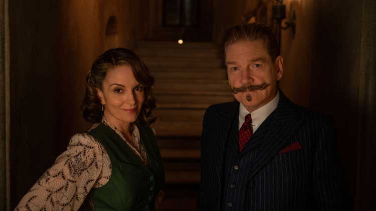 Tina Fey como Ariadne Oliver y Kenneth Branagh como Hercule Poirot en 'Misterio en Venecia'
