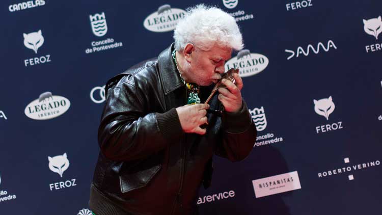 Pedro Almodóvar besa su Premio Feroz como mejor director por 'La habitación de al lado'